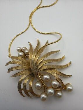 Vintage Lisner Leaf Faux Pearl Spray Gold-Tone Floral Pendant Necklace